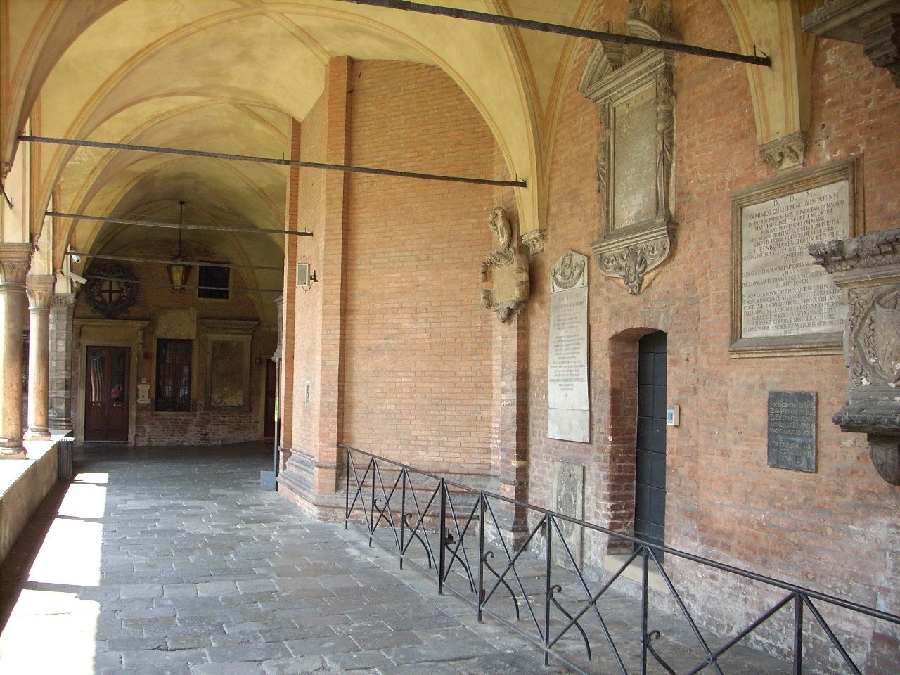 Basilica of Sant'Antonio courtyard, Padua - 04.JPG